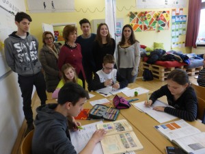Austauschschüler informieren sich über die deutsche Grundschule
